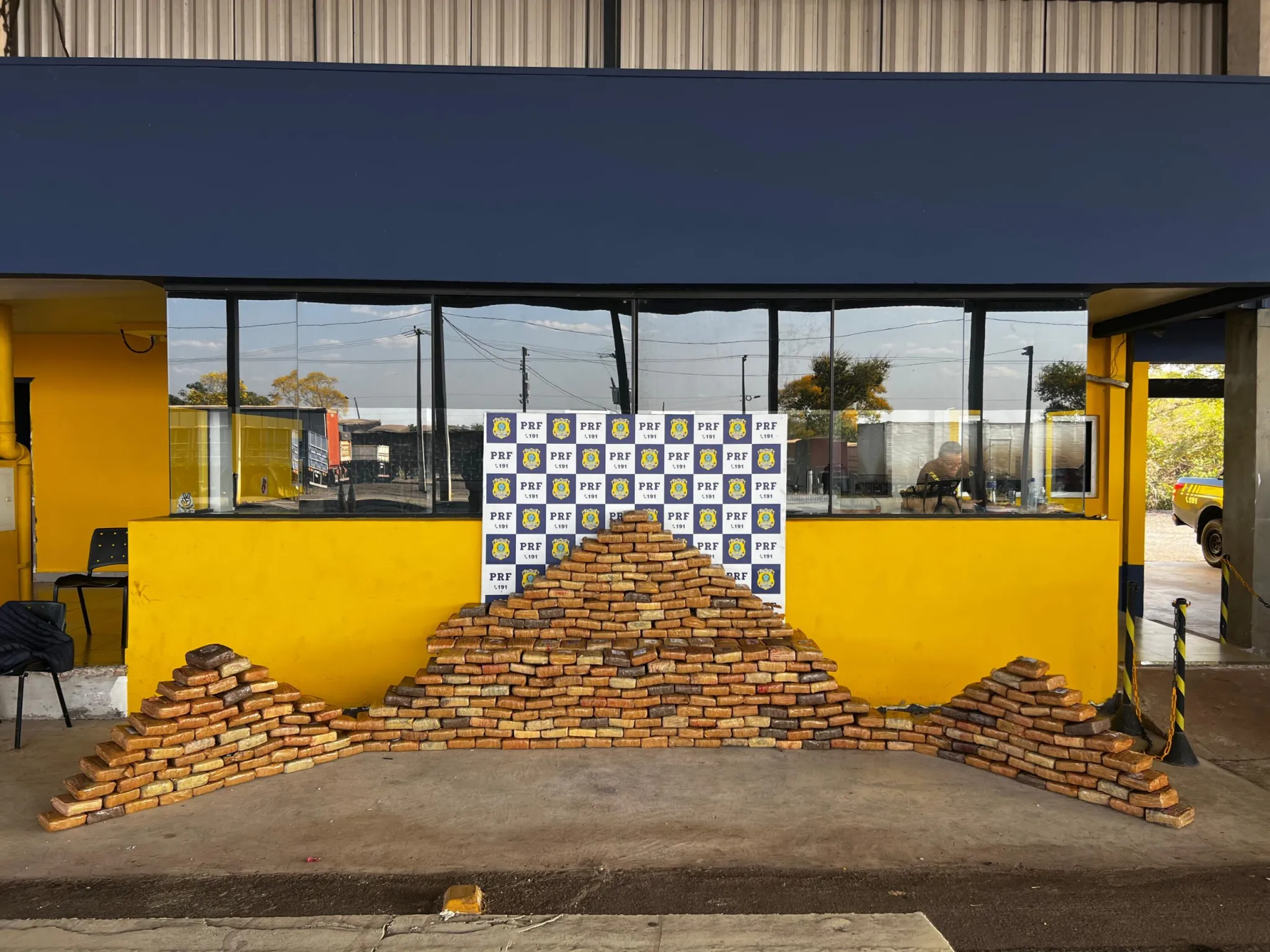 PRF apreende quase 500kg de drogas em caminhão na BR-364