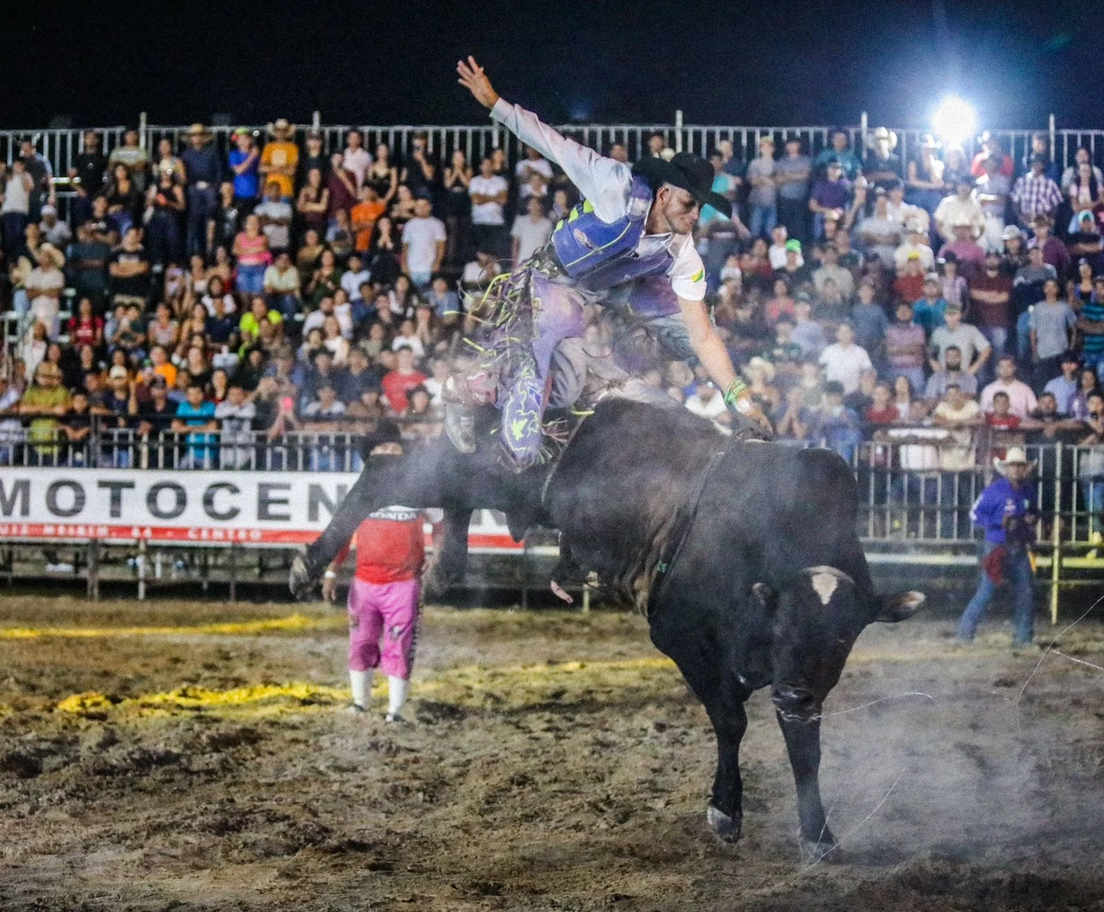 Primeira noite do rodeio anima público  em Cruzeiro do Sul