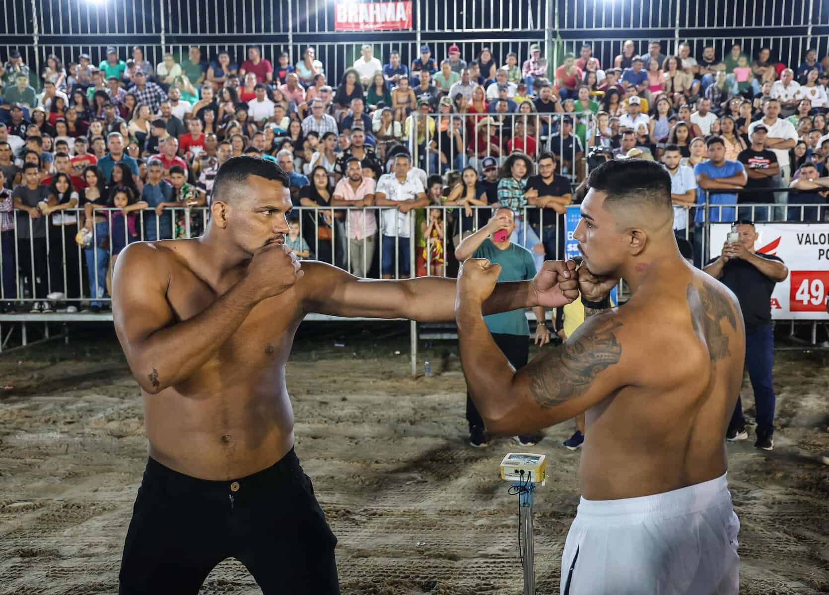 Competidores do Nauas Combat participam de pesagem na ExpoJuruá