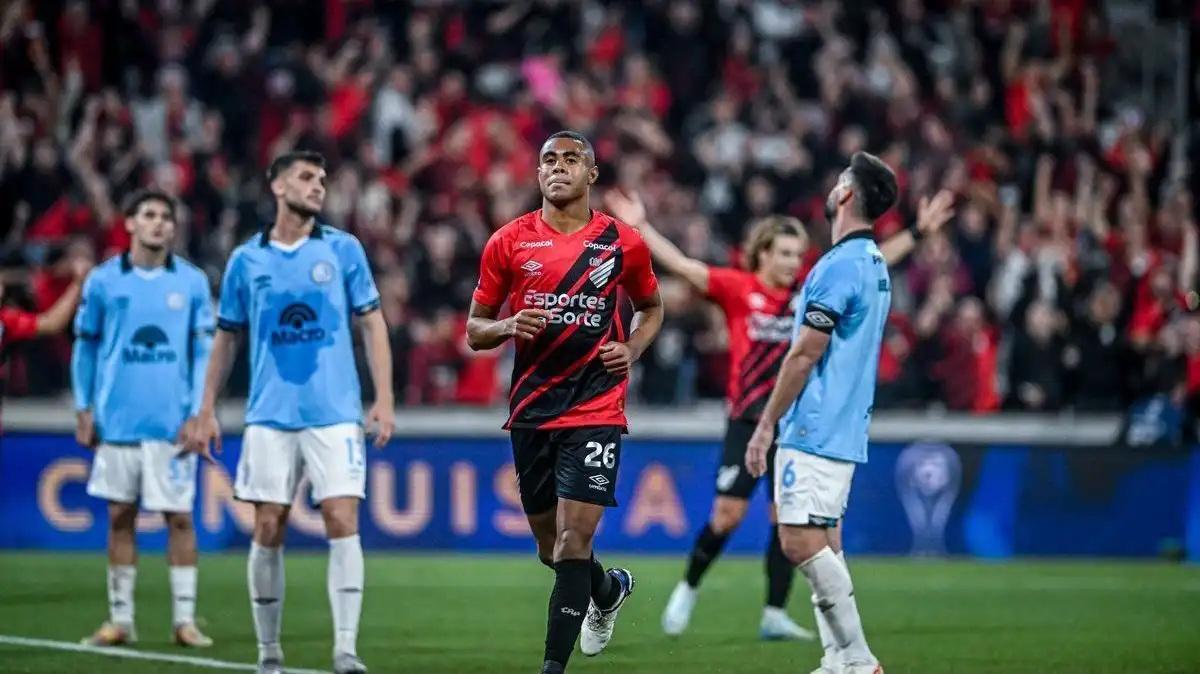 De virada, Athletico-PR vence o Belgrano na ida das oitavas da Copa Sul-Americana