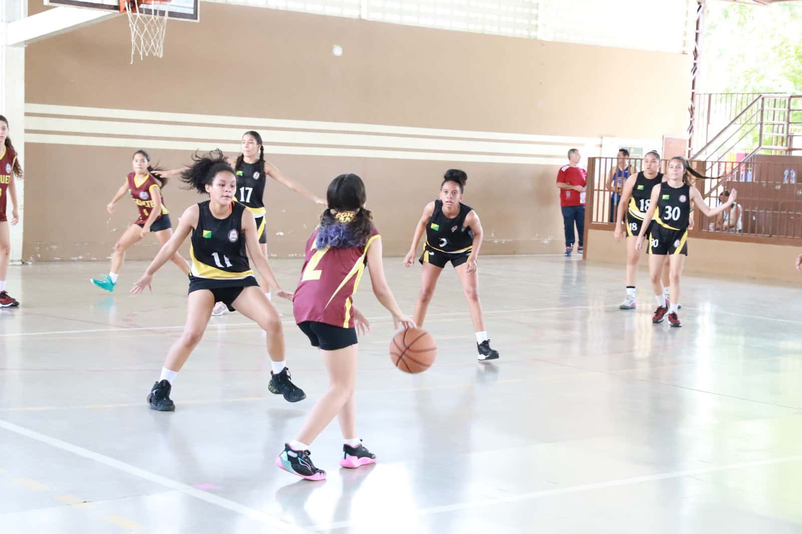 Finais da fase estadual de basquete sub-14 acontecem na quadra do Colégio Acreano