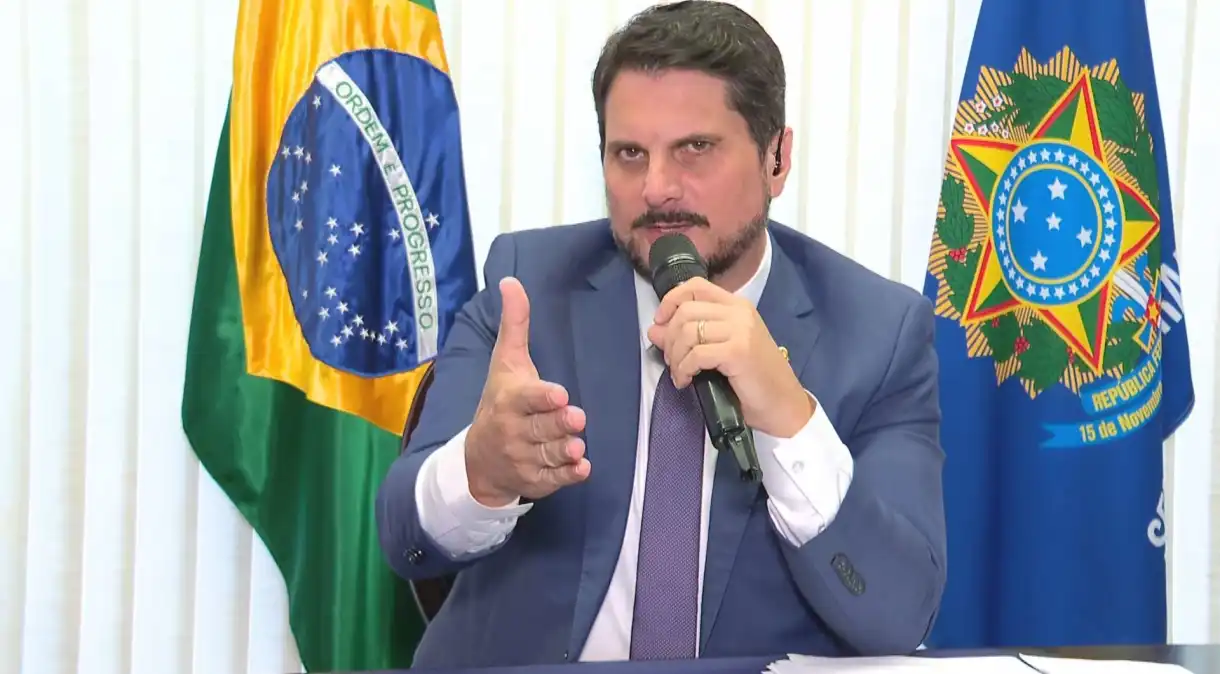 Polícia Federal cumpre mandado para apreender passaportes de Marcos Do Val