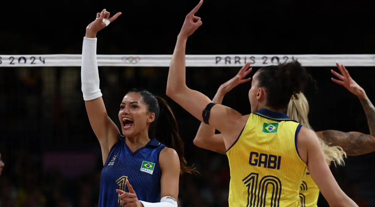 Brasil vence República Dominicana por 3 sets a 0 e avança para a semifinal no vôlei feminino