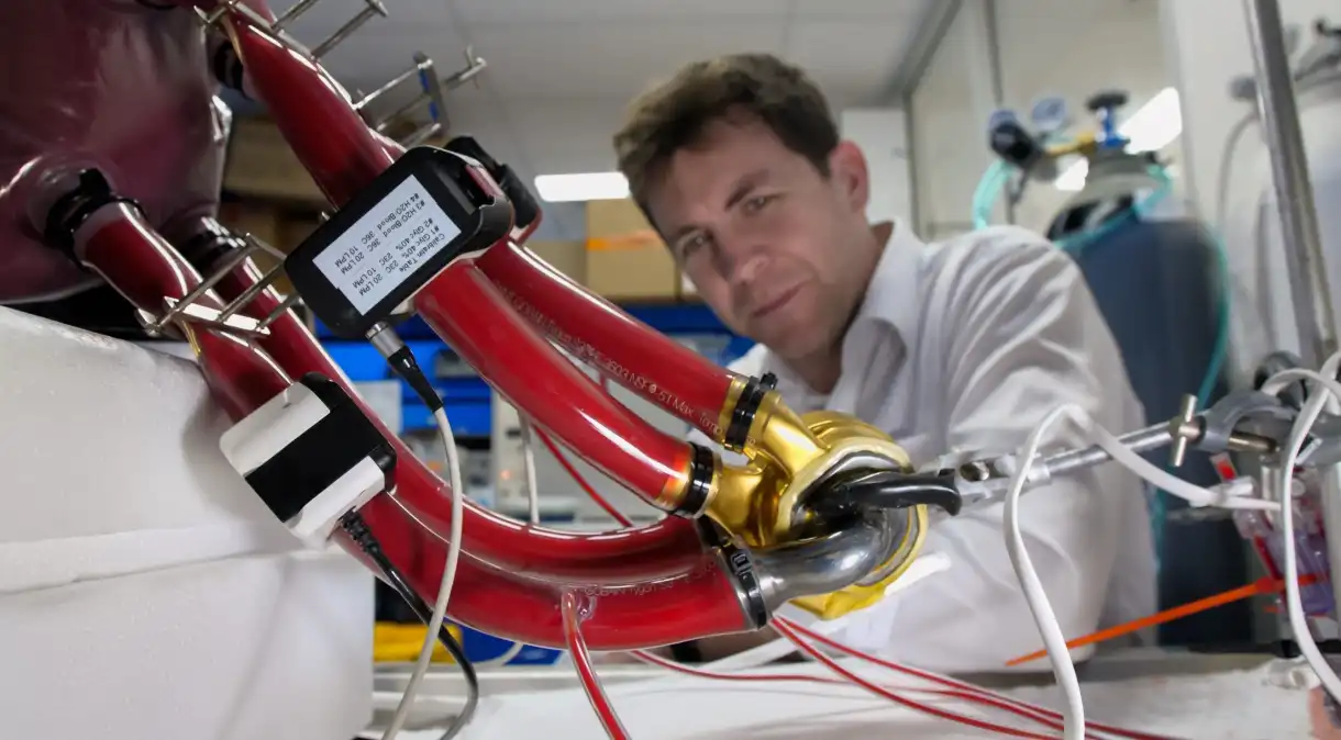 Coração de titânio é implantado pela primeira vez em paciente nos Estados Unidos