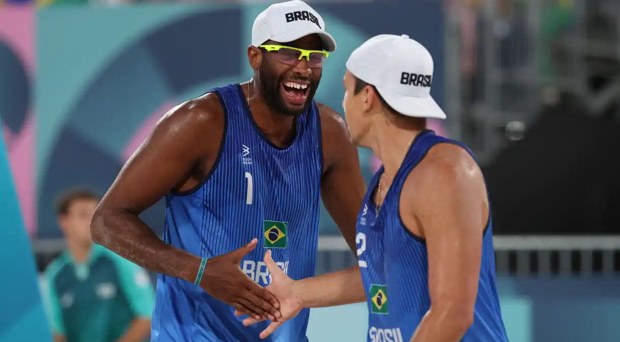 Vôlei de praia em Paris: Evandro e Arthur vencem holandeses e vão às quartas