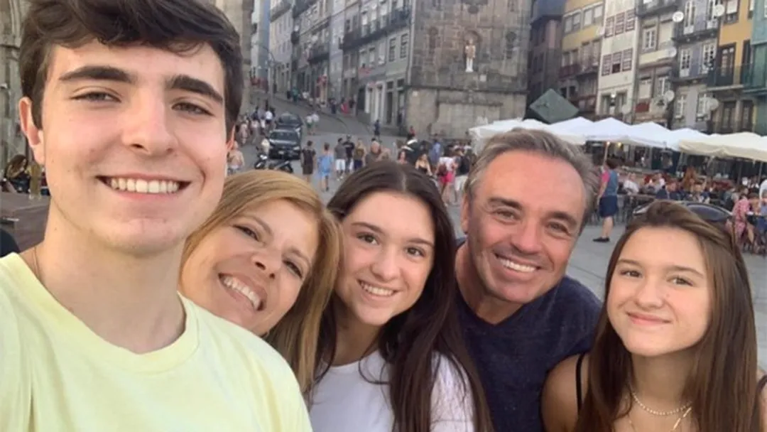 Mãe de filhos de Gugu Liberato desiste de provar união estável e renuncia à herança