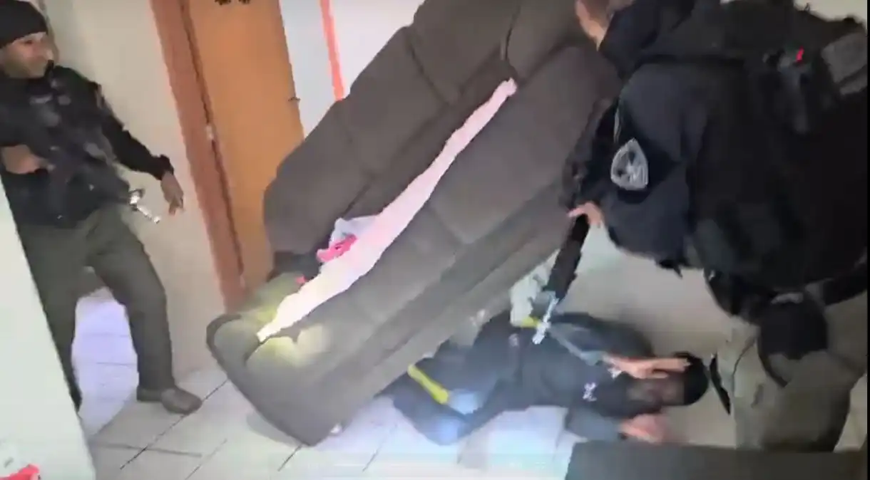 Vídeo: foragido da justiça se esconde embaixo de sofá para fugir da polícia, no Rio de Janeiro