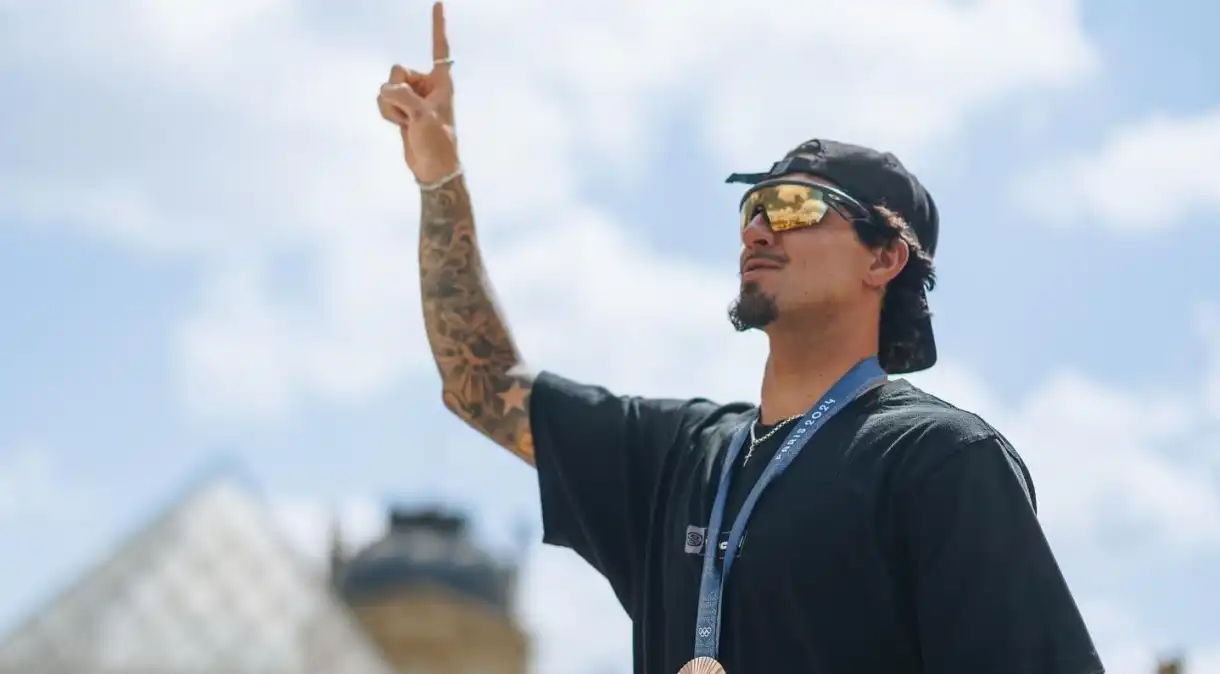 Gabriel Medina “recria” foto icônica em frente ao Museu do Louvre, em Paris; veja