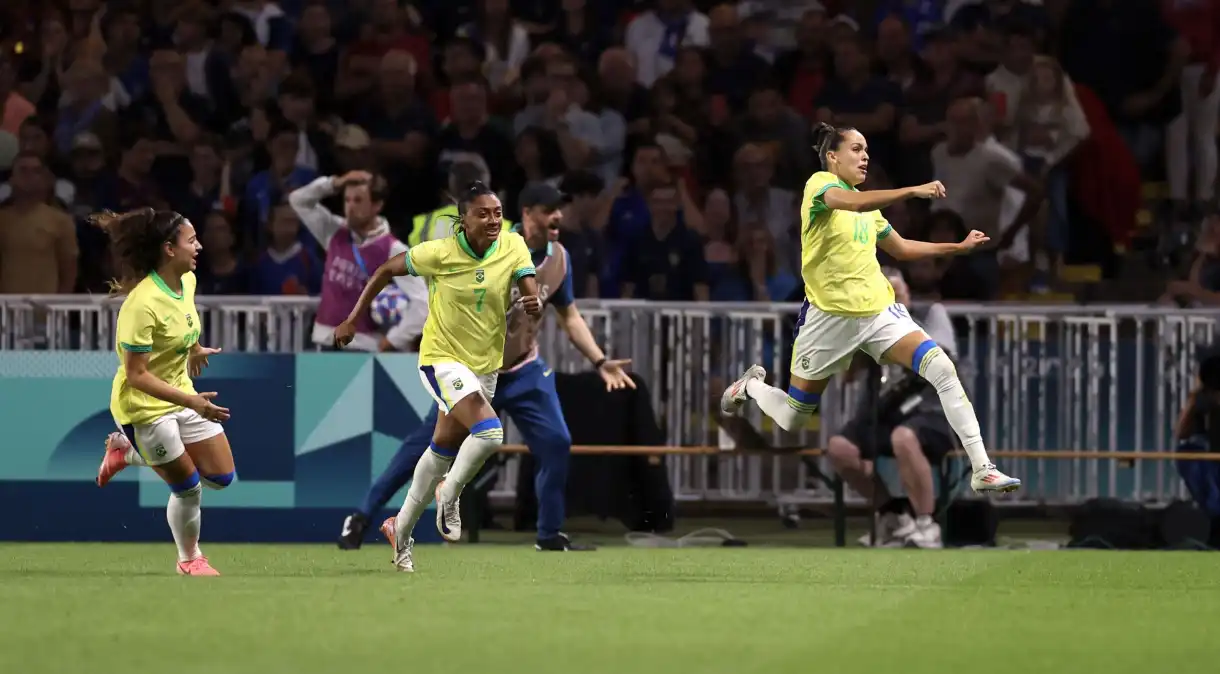 Brasil vence França e garante classificação para semifinal do futebol feminino em Paris