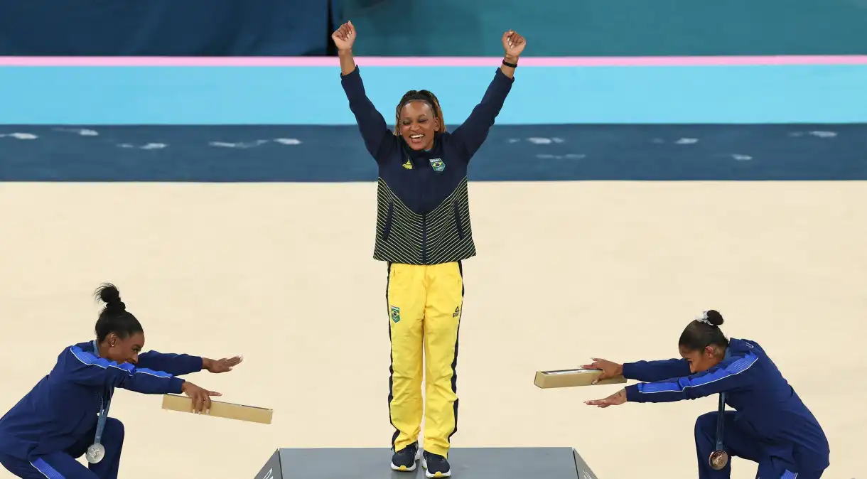 Astro da NFL detona reverência de Biles a brasileira Rebeca Andrade: “Nojento”