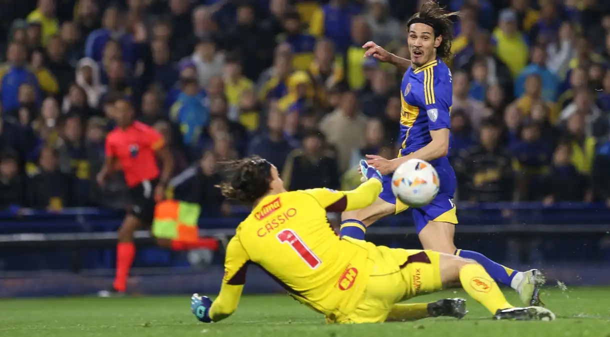 Cavani decide, Cruzeiro perde para Boca Juniors, mas segue vivo na Sul-Americana