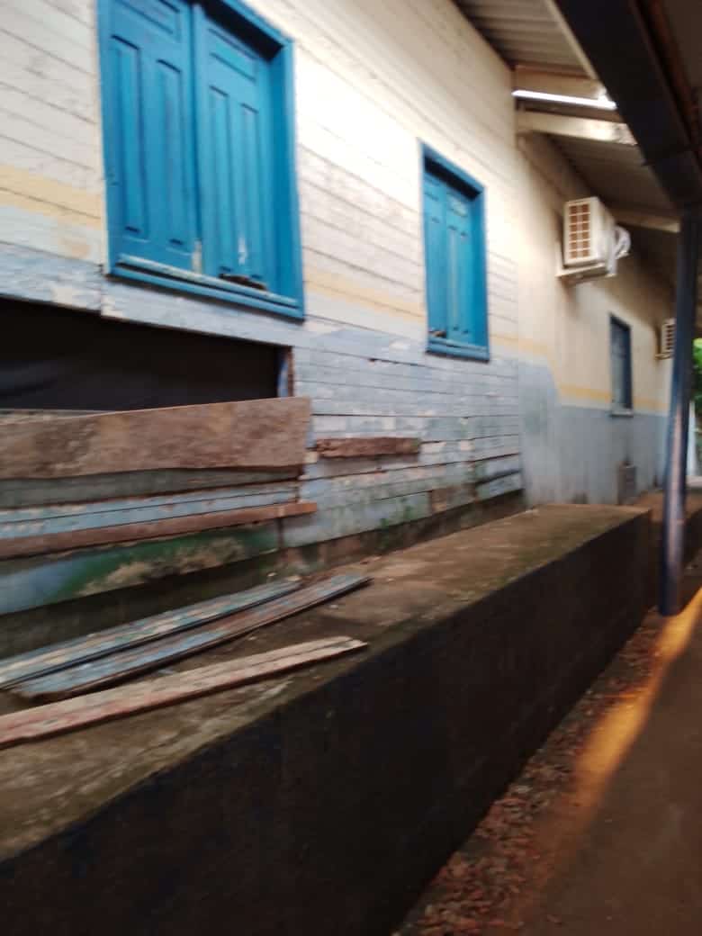 Escola “caindo aos pedaços” é denunciada por receber alunos em péssimas condições