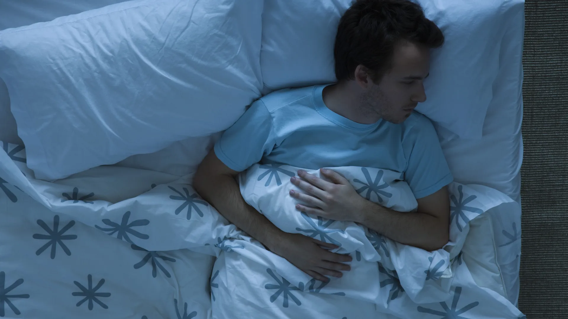 Buscas por remédios para dormir e melatonina crescem no Brasil, diz levantamento