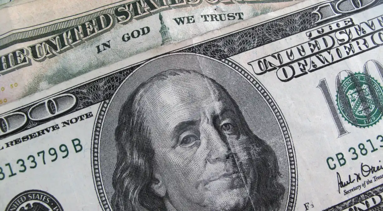 Dólar tem queda firme e fecha a R$ 5,65 com recuperação global e ata do Copom