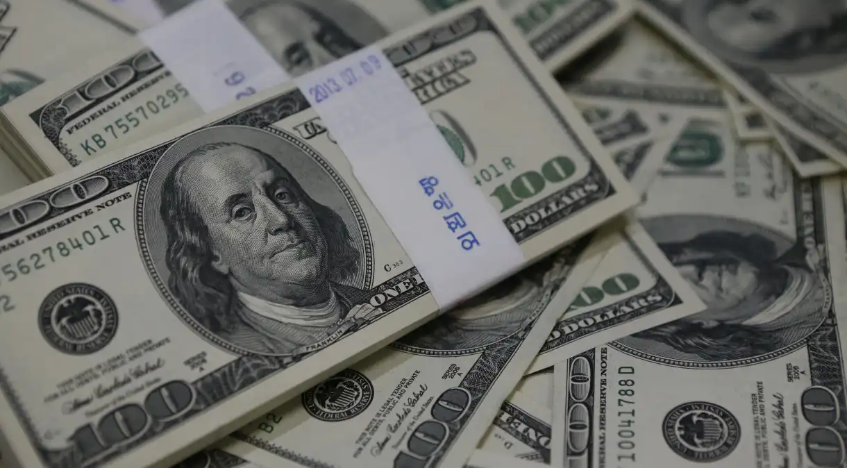 Bolsa fecha aos 131 mil pontos pela 1ª vez desde fevereiro; dólar fica abaixo de R$ 5,50
