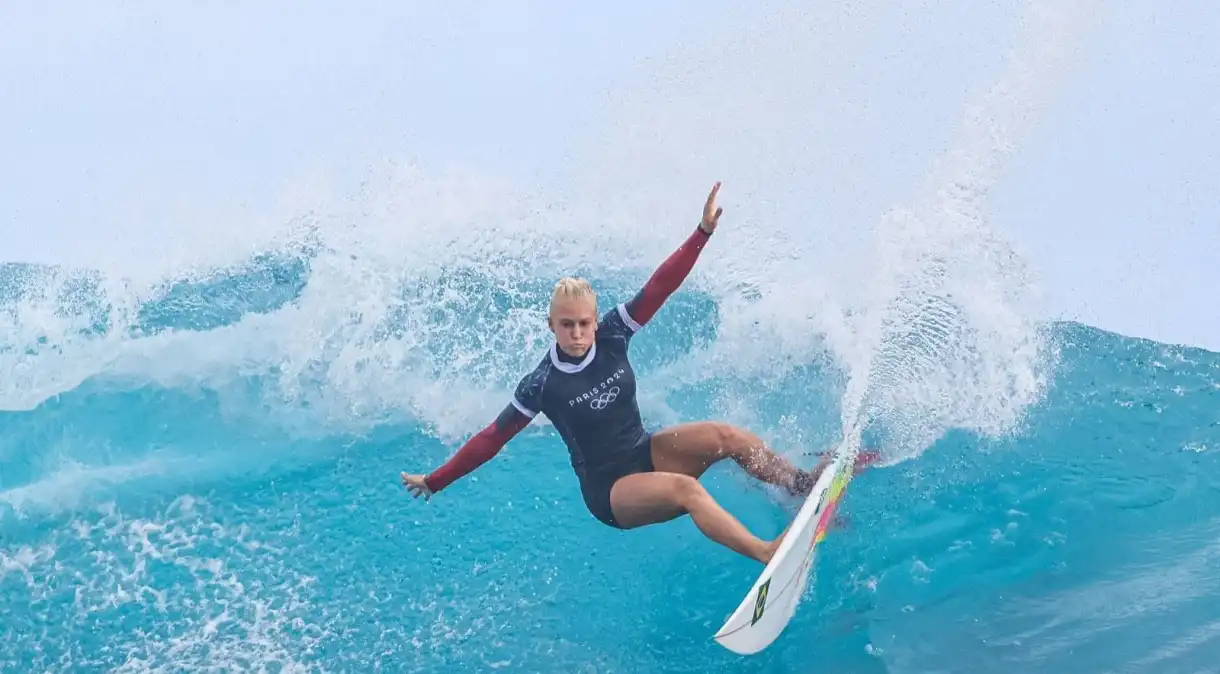 Paris 2024: Tatiana Weston-Webb vence Caitlin Simmers e vai às quartas do surfe