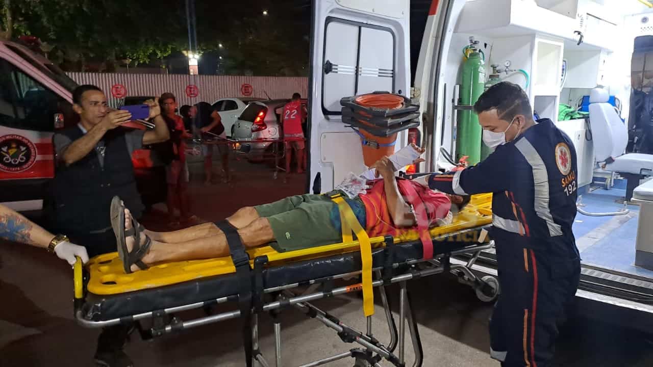 Em Rio Branco, motociclista sofre fratura após colisão com carretinha reboque estacionada em ciclovia