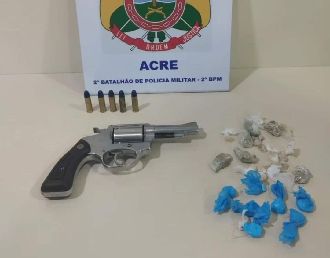 Polícia apreende arma de fogo e 27 invólucros de drogas no Taquari