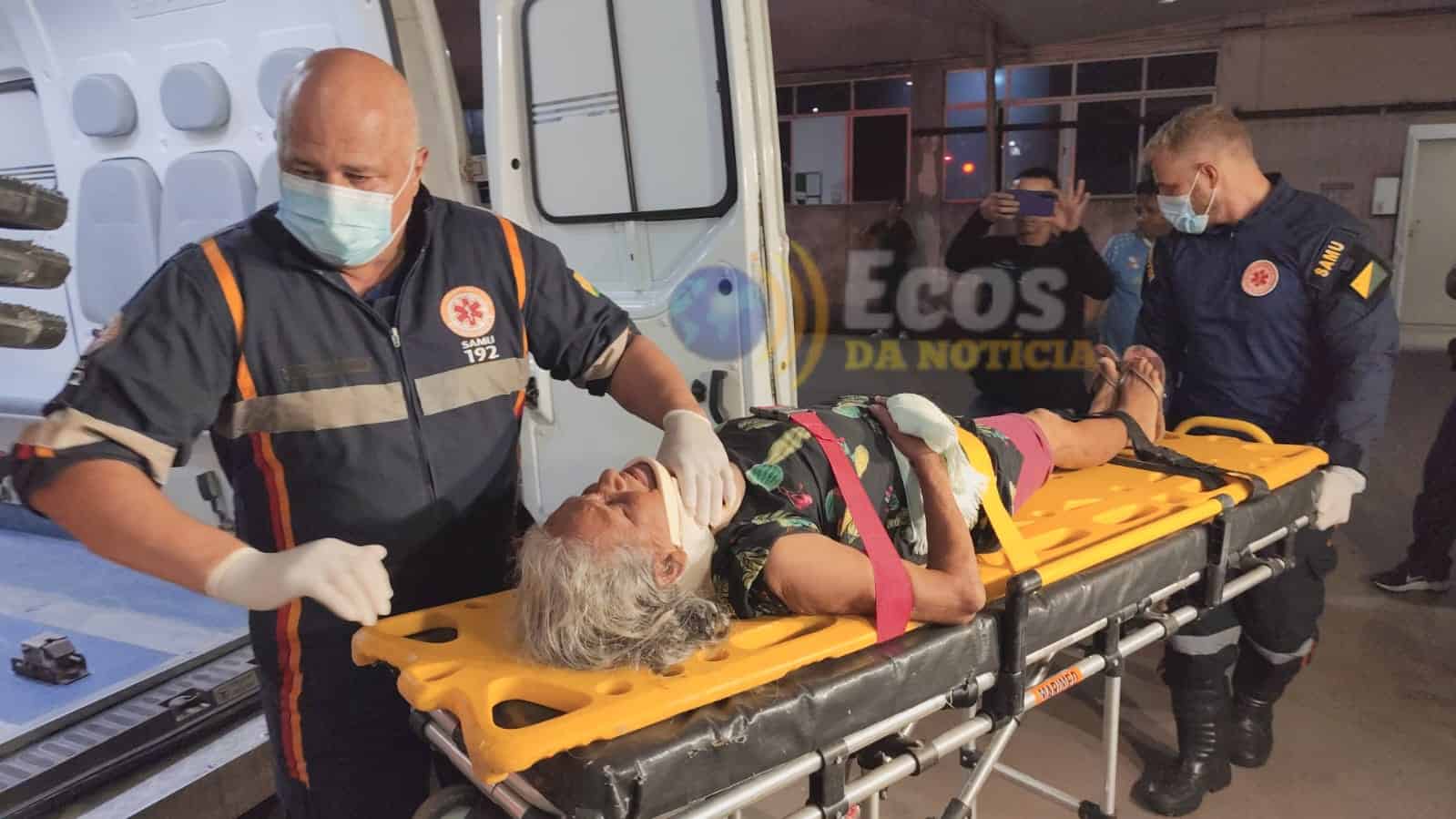 Motociclista empina moto e atropela idosa em Rio Branco