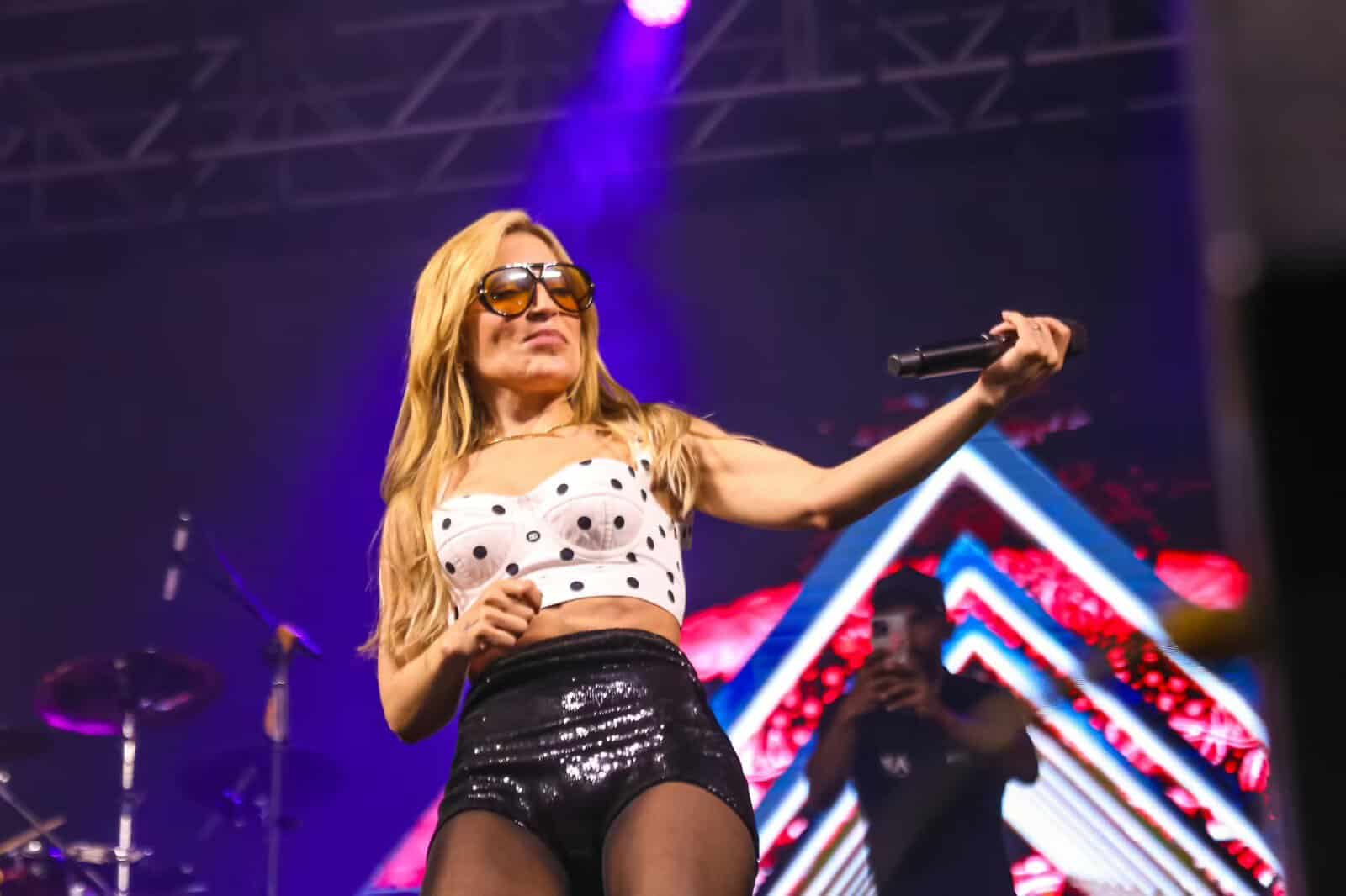 Colocando público para beber whisky, Manu Batidão encerra ExpoAcre Juruá