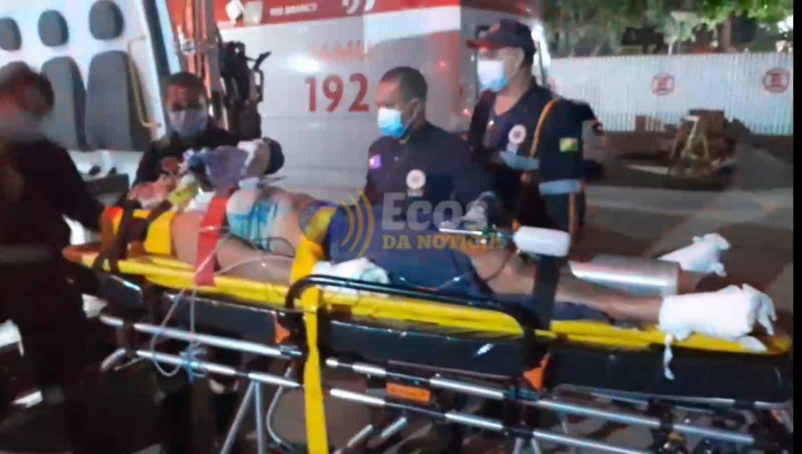 Colisão entre moto e animal deixa mulher gravemente ferida