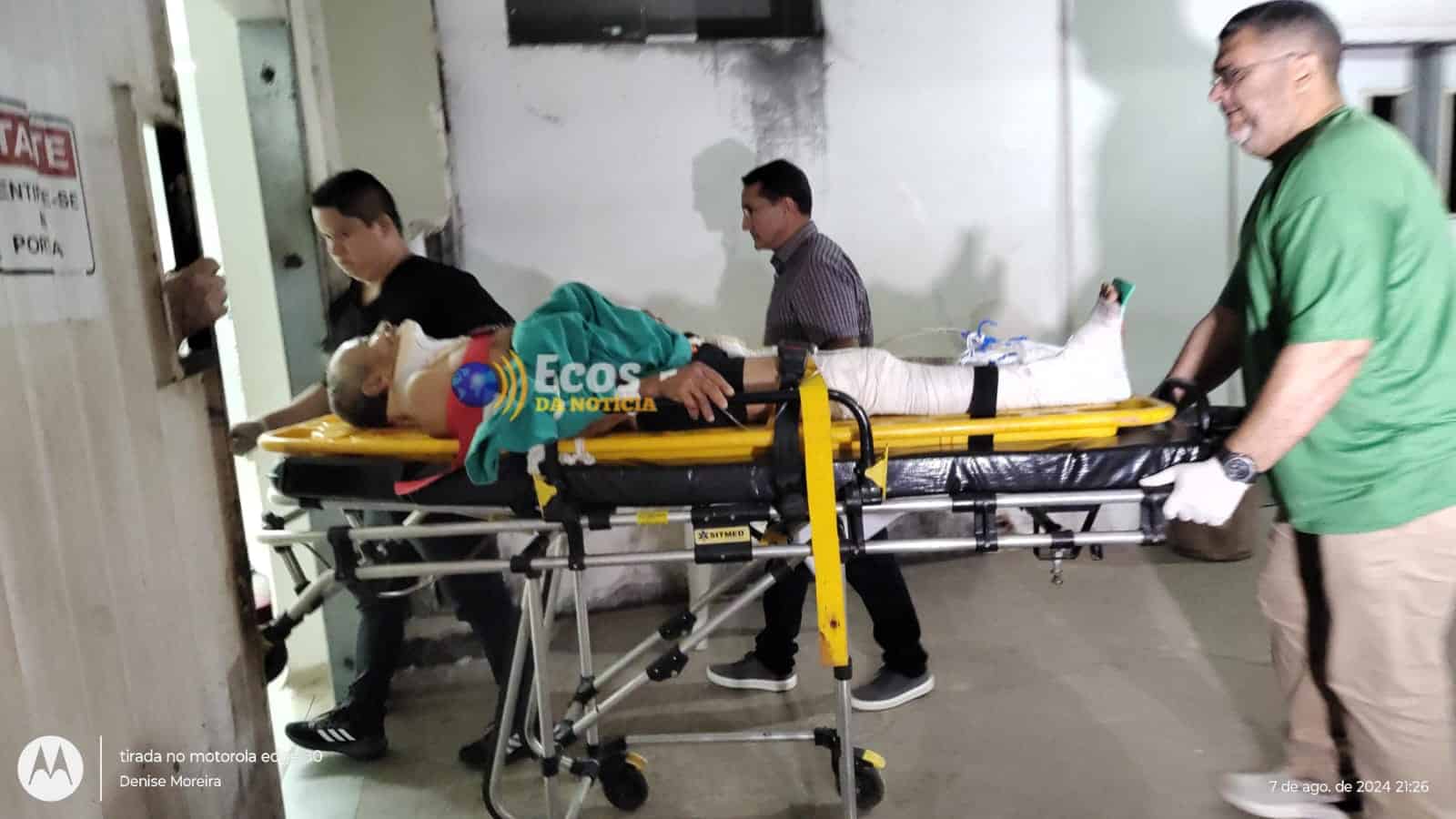 Colisão entre carro e caminhonete deixa vítima com fraturas expostas