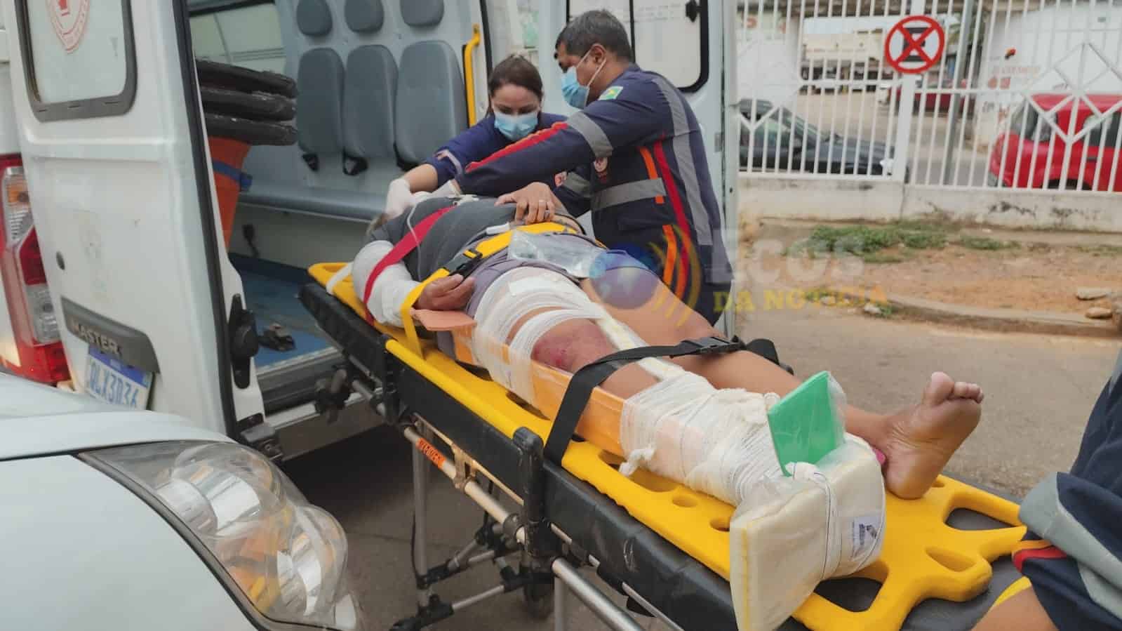 Colisão entre carro e moto deixa mãe e filho com fraturas em Rio Branco