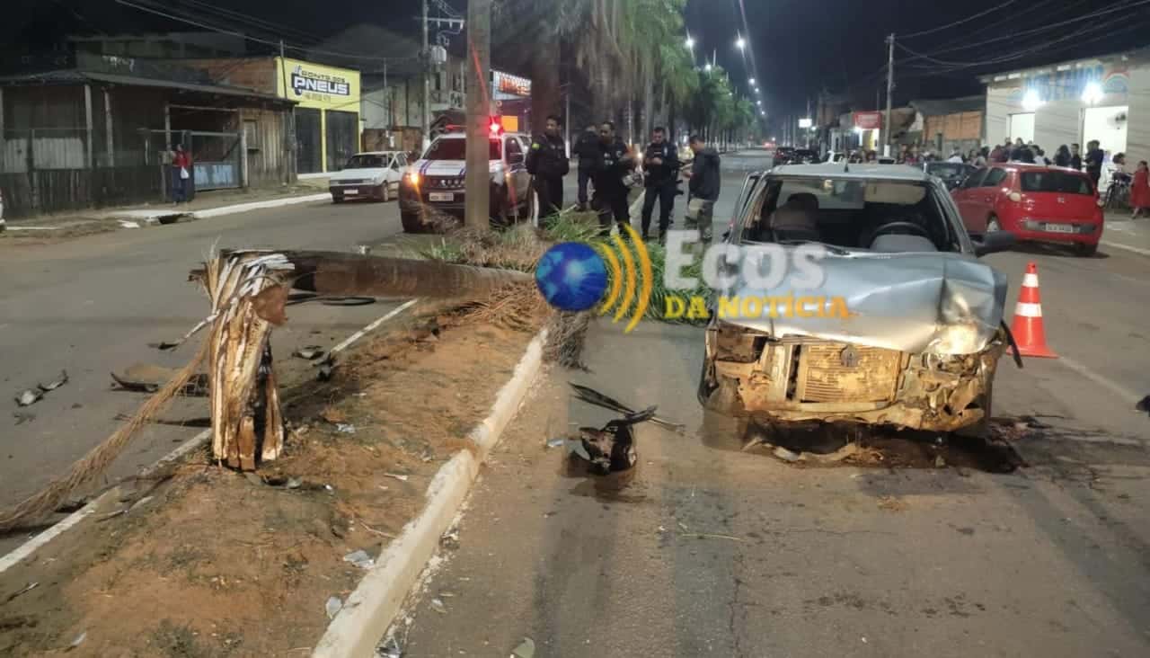 Homem perde o controle de veículo, bate em carro estacionado e colide contra palheira em Rio Branco