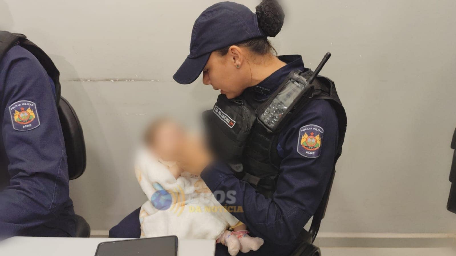 Bebê de 2 meses e criança de 10 anos são encontrados abandonados em residência em Rio Branco