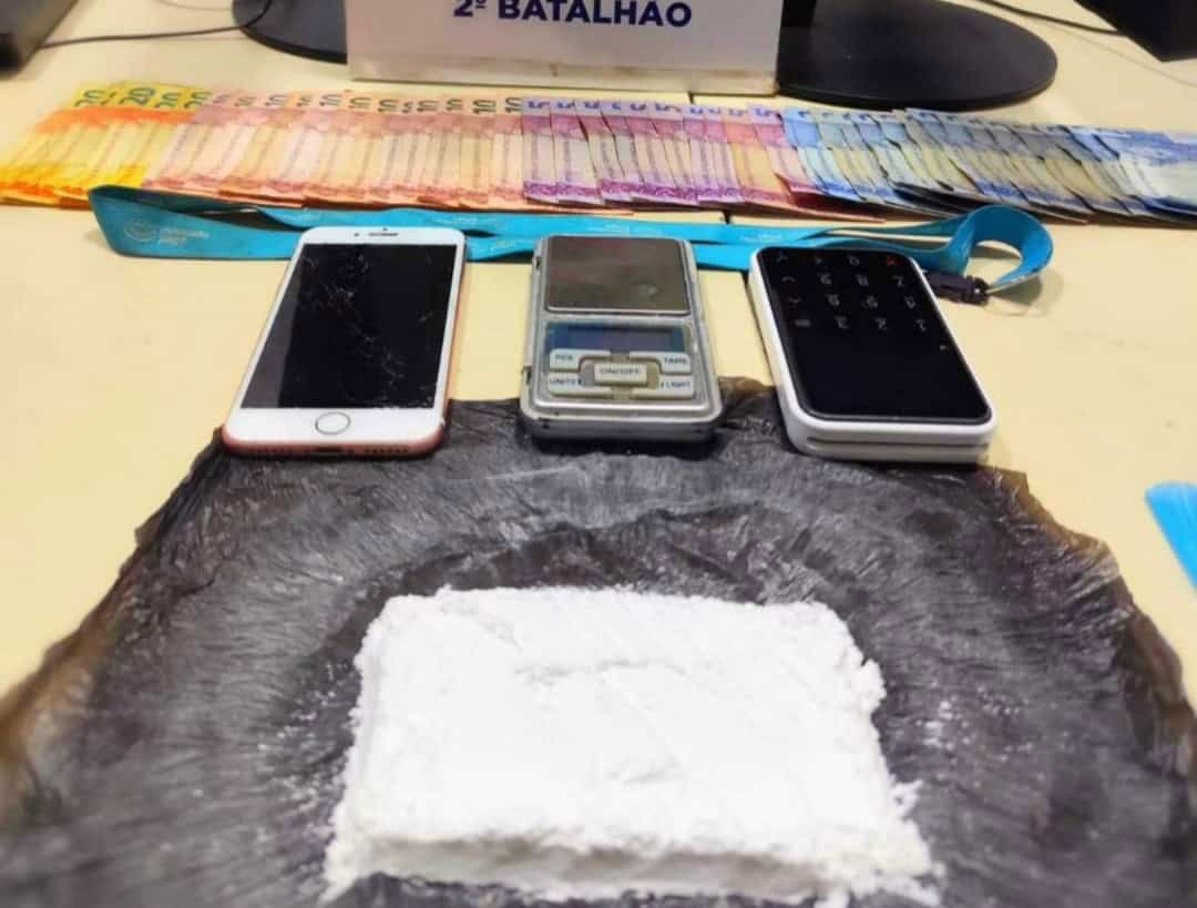 Dupla é flagrada pela Polícia Militar vendendo e embalando drogas no bairro Quinze