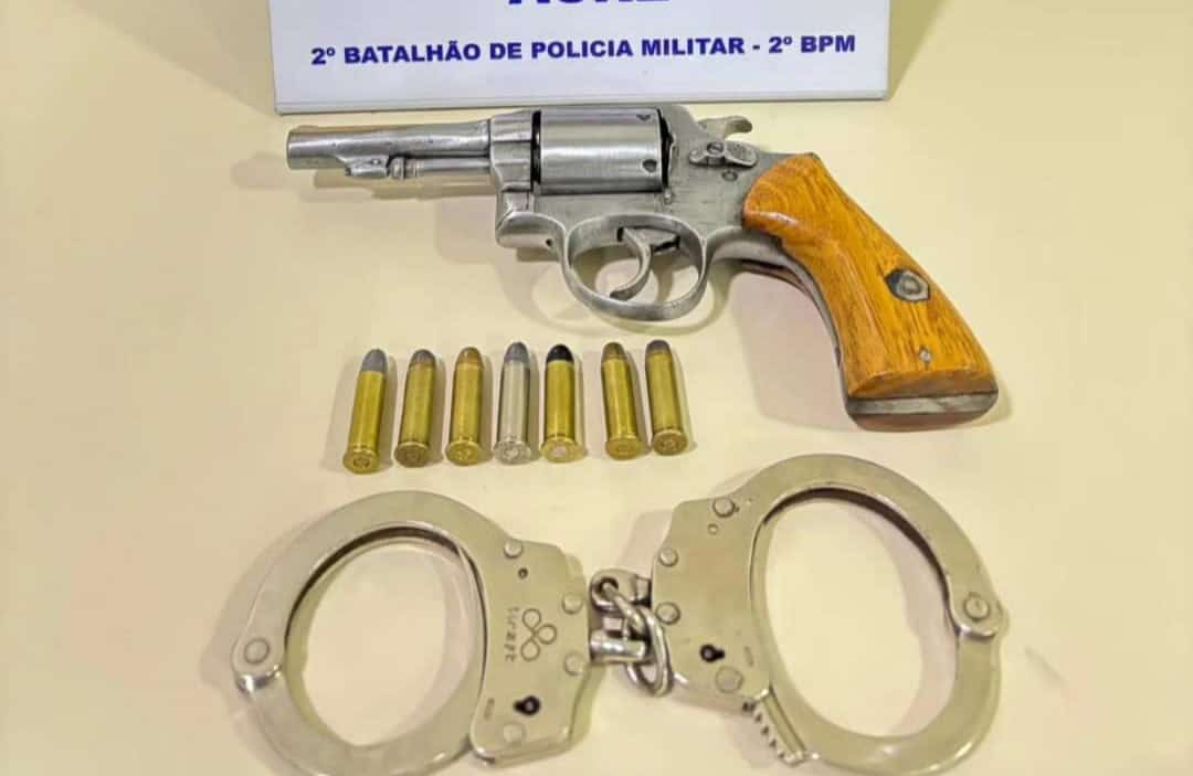 Polícia  apreende arma de fogo, munições e um par de algemas no bairro Vila Acre