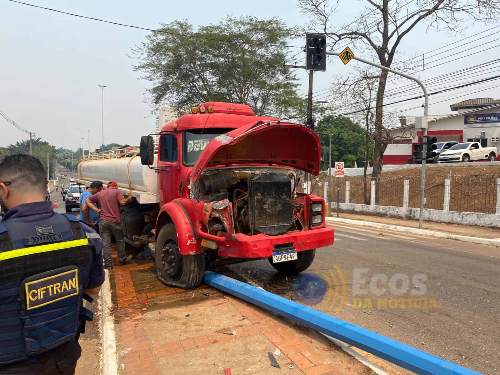 O motorista perde o controle da direção de caminhão-pipa e derruba poste de iluminação em Rio Branco após falha na direção