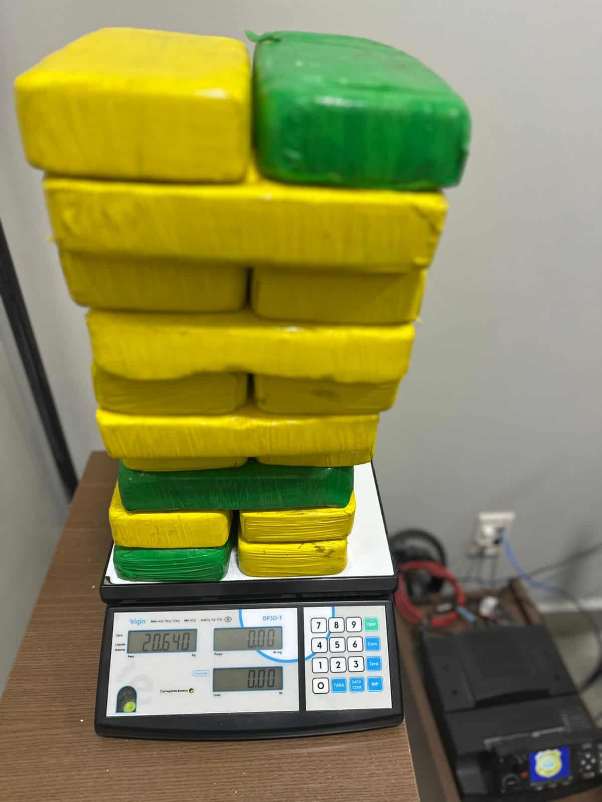 Motorista de app é preso com 20 kg de oxidado de cocaína na capital; droga seria de traficante peruano