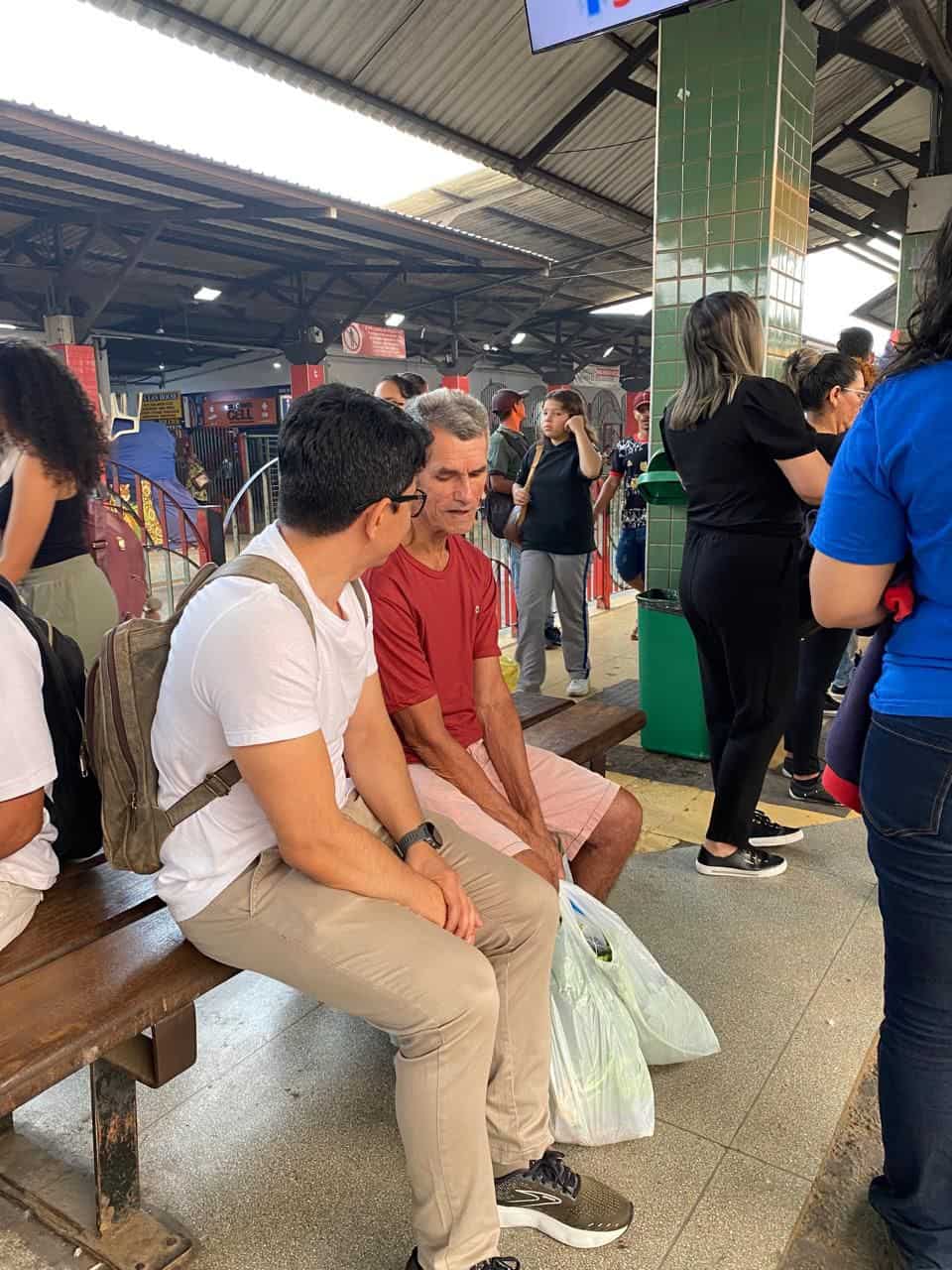 Jenilson anda de ônibus e promete acabar com taxa para uso de banheiro no Terminal