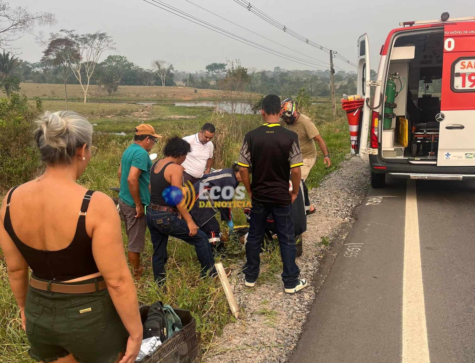 Mulher sofre acidente de moto na BR-364 e é encaminhada para o Pronto Socorro de Rio Branco
