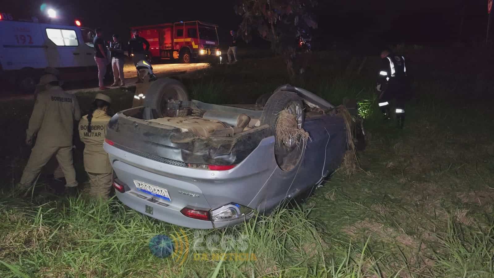 Mulher dorme ao volante, cai em ribanceira e capota carro na BR-364