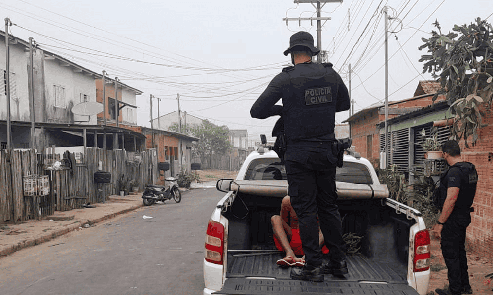 054540 No momento da prisão, “Esquerdinha” foi flagrado com entorpecentes, uma balança de precisão e uma quantia em dinheiro trocado, reforçando a suspeita de envolvimento no tráfico. Foto: cedida