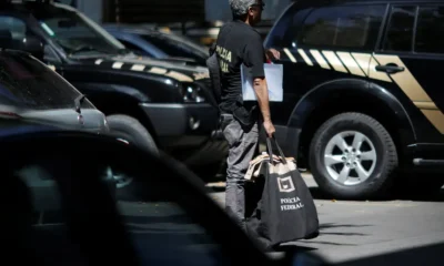 A Polícia Federal (PF) prendeu nesta terça-feira (24) um homem que fabricava armas de fogo caseiras com uso de impressora 3D, em Araraquara, no interior paulista. No momento da prisão em flagrante, os agentes encontraram uma submetralhadora em processo de fabricação.A ação realizada para cumprir quatro mandados de busca e apreensão, todos em Araraquara, município a cerca de 300 quilômetros da cidade de São Paulo, faz parte de uma operação que combate a fabricação ilegal de armas de fogo.Os investigadores apontaram que o homem preso participava de um grupo em aplicativo de mensagens com dezenas de estrangeiros de diversos países, para compartilhar informações sobre o processo de fabricação artesanal de armas.Os agentes da Delegacia de Repressão a Crimes Contra o Patrimônio e ao Tráfico de Armas também encontraram munição no endereço do homem.A operação contou com apoio das polícias Civil e Militar do Rio de Janeiro, em parceria com a Força-Tarefa Internacional de Combate ao Tráfico de Armas e Munições (Ficta), composta pela Secretaria Nacional de Segurança Pública do Ministério da Justiça e Segurança Pública e a Homeland Security Investigations (HSI), principal braço investigativo do Departamento de Segurança Interna dos Estados Unidos.