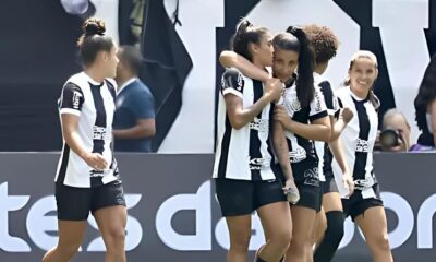 Jogadoras do Corinthians comemoram o gol de Jaqueline na final do Brasileirão feminino contra o São Paulo na Neo Quimica Arena
Imagem: Marcello Zambrana/AGIF