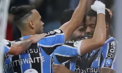 Braithwaite celebra gol em Grêmio x Flamengo, partida do Campeonato Brasileiro
Imagem: Maxi Franzoi/AGIF