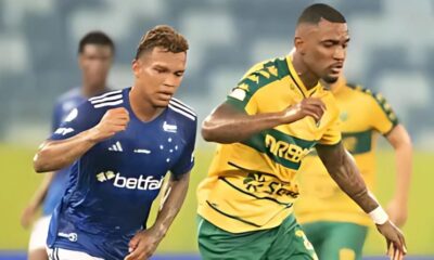 Gabriel Verón, do Cruzeiro, disputa a bola com Ramon, do Cuiabá, durante partida do Campeonato Brasileiro
Imagem: Gil Gomes/AGIF