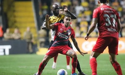 Observados por Esquivel, Gabriel e Allano disputam o lance. Foto: Leonardo Hubbe/AGIF/Folhapress