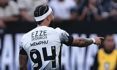 Memphis Depay em ação durante sua estreia com a camisa do Corinthians; atacante saiu do banco contra o Atlético-GO, em duelo do Campeonato Brasileiro
Imagem: Ettore Chiereguini/AGIF