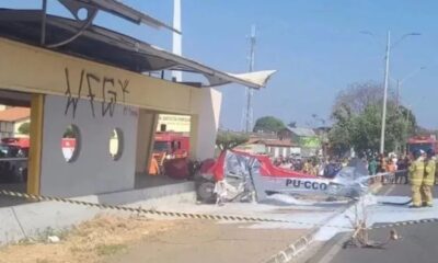 Durante a queda, o avião atingiu ainda uma van e deixou mais feridos | Bnews - Divulgação Reprodução / Redes sociais