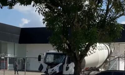 Caminhão-tanque perde o controle, fica sem freio e derruba cerca na Paraíba | Bnews - Divulgação Reprodução/Redes sociais