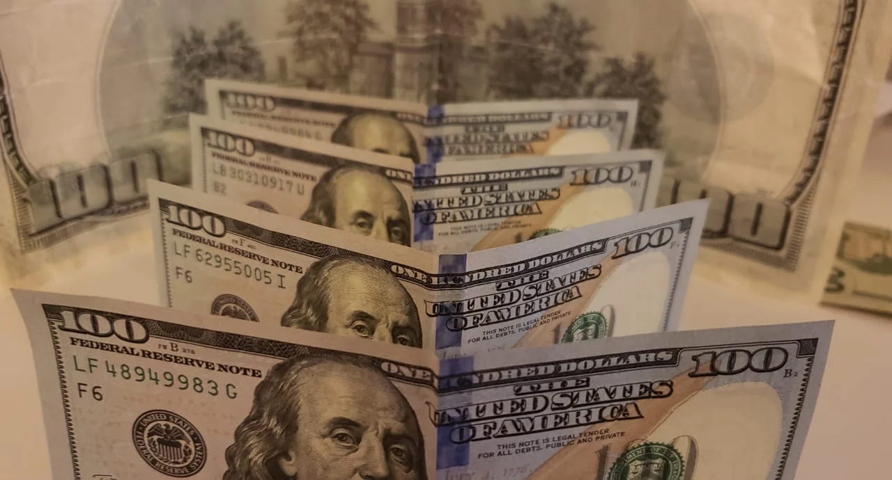 Dólar cai a R$ 5,74 com reunião antecipada sobre fiscal no Brasil e eleições nos EUA