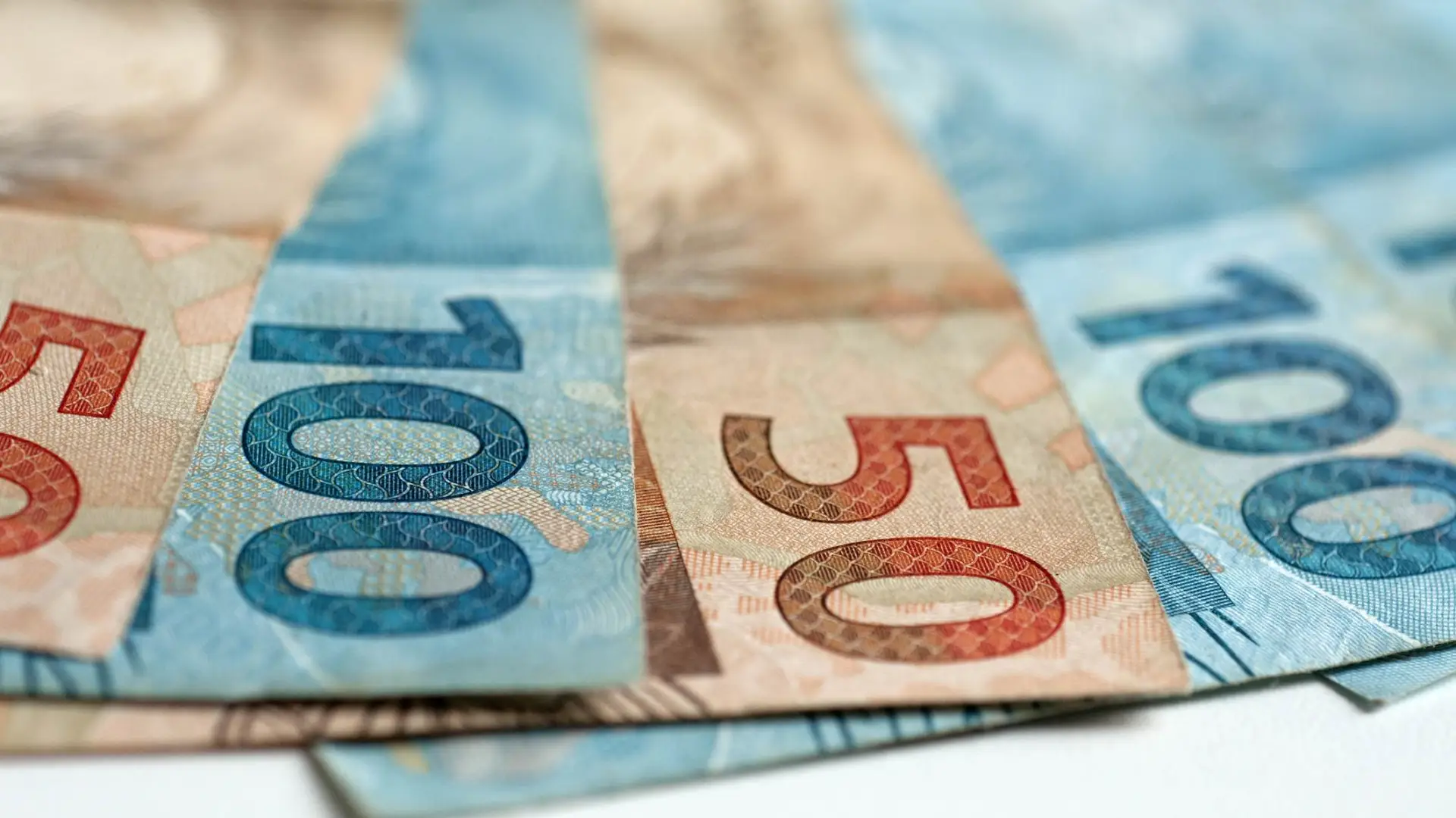 Governo estima arrecadar R$ 700 milhões com “taxa das blusinhas” em 2024