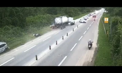 Ao menos sete veículos foram atingidos pelo caminhão • Reprodução/Plantão Guarujá