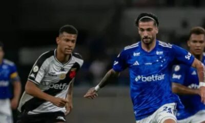 Lautaro Díaz é marcado por João Victor em jogo entre Cruzeiro e Vasco pelo Brasileirão
Imagem: Fernando Moreno/AGIF