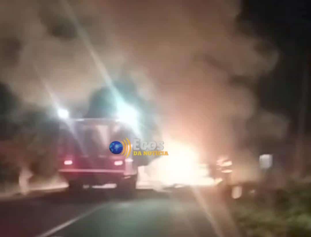 Veículo é destruído por incêndio na BR-364, próximo a Sena Madureira